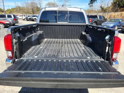 Used 2020 Toyota Tacoma SR5 w/ SR5 Appearance Package (SM) image 30