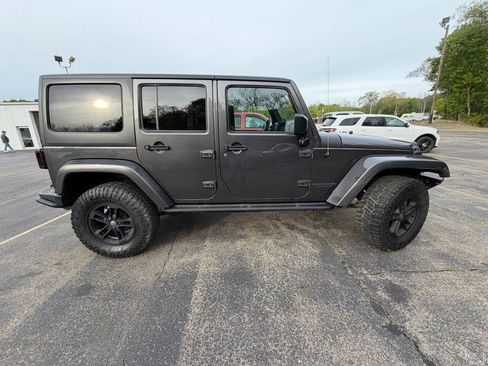 Used 2017 Jeep Wrangler Unlimited Sahara AWD/4WD image 2