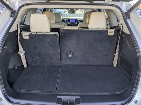 Used 2023 Toyota Highlander XLE image 30
