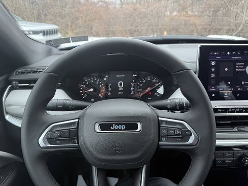 Used 2025 Jeep Compass Limited image 19