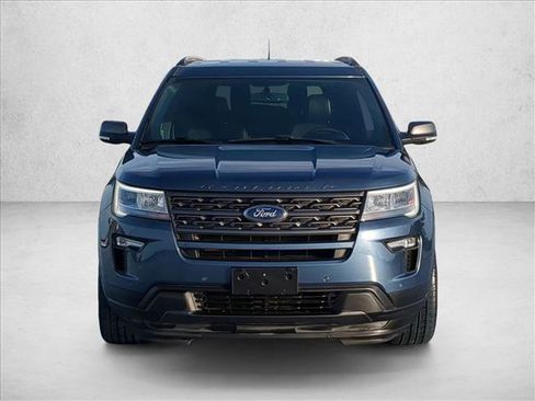 Used 2018 Ford Explorer XLT w/ Equipment Group 202A FWD image 2