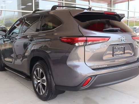 Used 2022 Toyota Highlander XLE FWD image 6