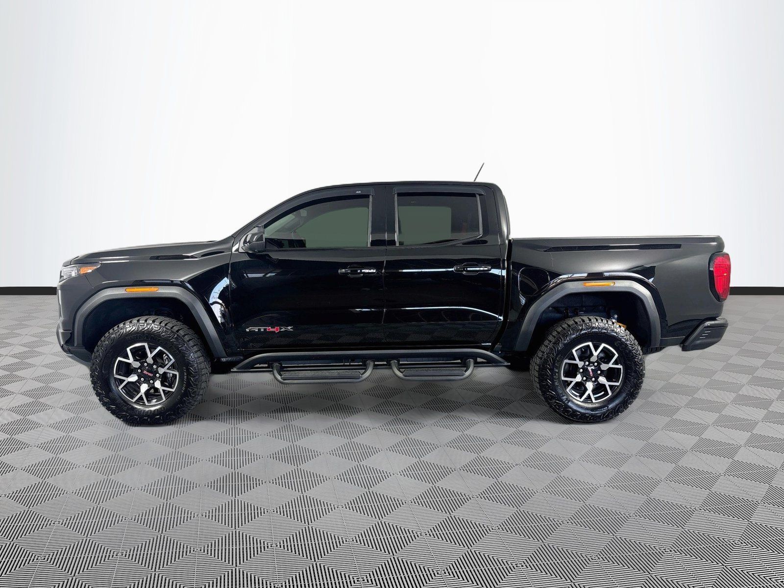 Used 2025 GMC Canyon AT4 w/ AT4X Package AWD/4WD image 4