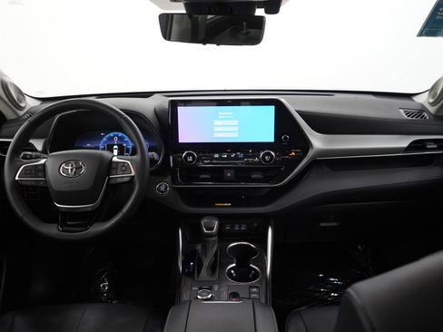 Used 2023 Toyota Highlander Platinum image 14