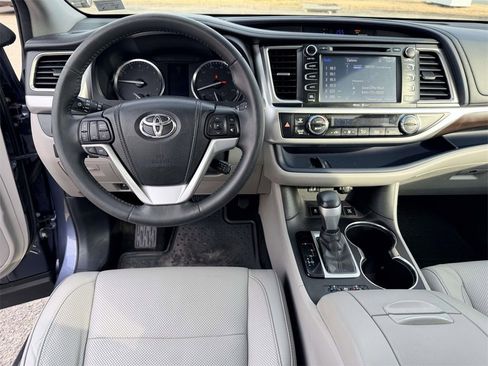 Used 2015 Toyota Highlander Limited image 2