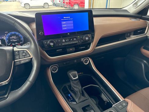 Used 2024 Toyota Grand Highlander AWD image 22