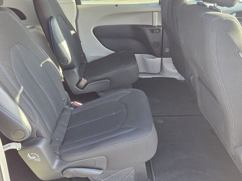 Used 2021 Chrysler Pacifica Touring image 15