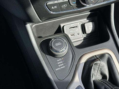 Used 2018 Jeep Cherokee Limited image 30