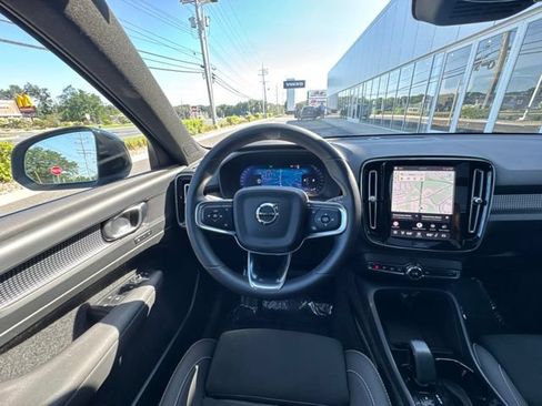 Certified 2025 Volvo XC40 B5 Plus AWD/4WD image 21