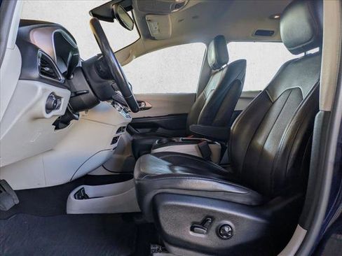 Used 2018 Chrysler Pacifica Touring-L Plus image 16