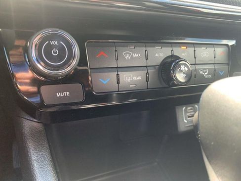 Used 2025 Jeep Compass Trailhawk AWD/4WD image 12