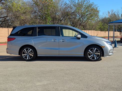 Used 2024 Honda Odyssey Touring image 2