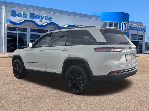 Used 2024 Jeep Grand Cherokee Altitude RWD image 7