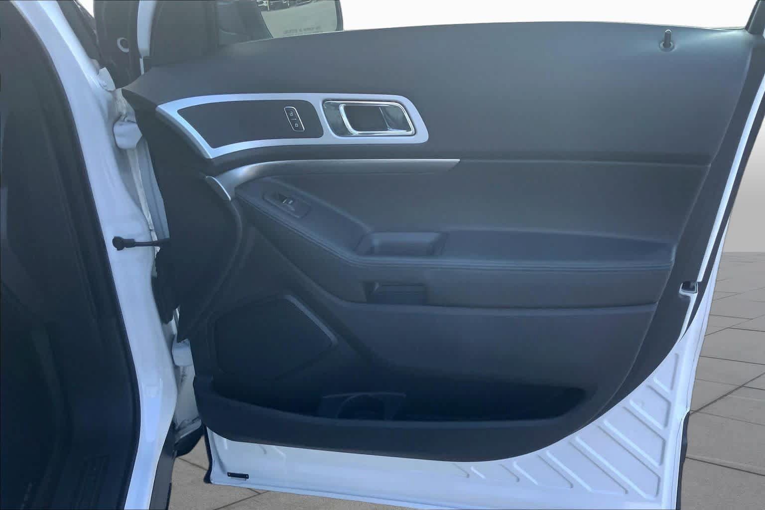 Used 2015 Ford Explorer XLT w/ Equipment Group 202A FWD image 23