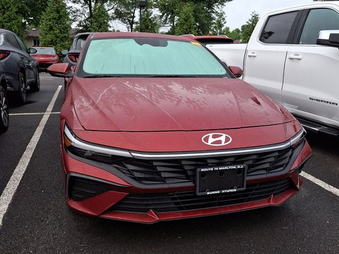 Used 2024 Hyundai Elantra SE FWD image 4