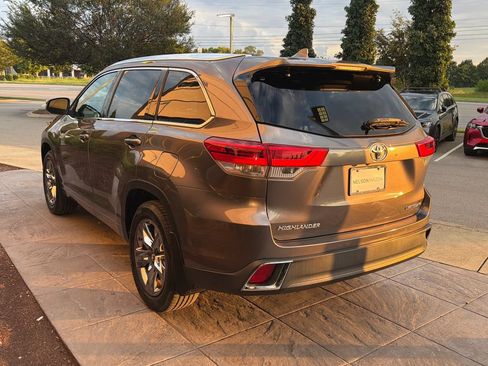 Used 2019 Toyota Highlander Limited Platinum AWD/4WD image 6