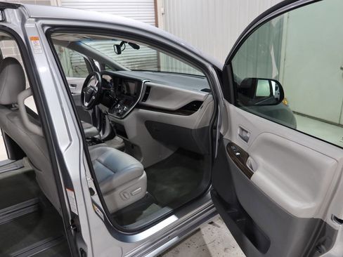 Used 2017 Toyota Sienna XLE w/ XLE Navigation Package FWD image 12