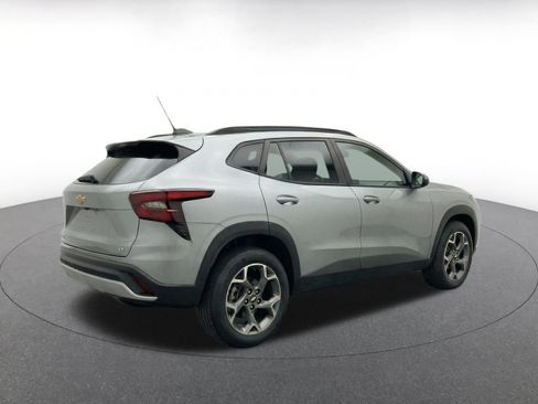 Used 2025 Chevrolet Trax LT FWD image 7