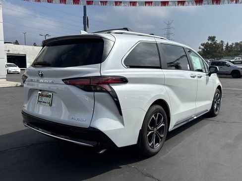 New 2026 Toyota Sienna Platinum AWD/4WD image 11