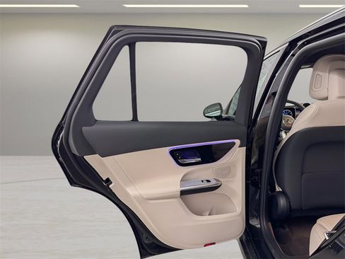 Used 2025 Mercedes-Benz GLC 300 image 11