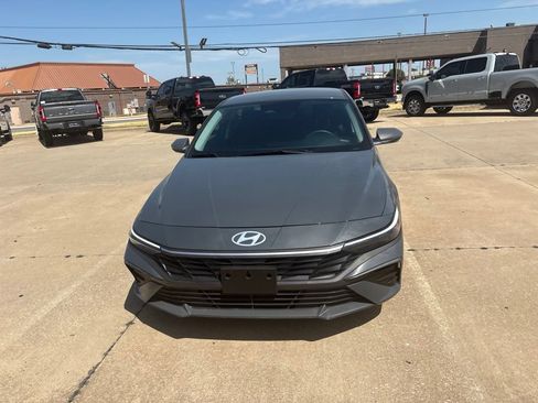 Used 2025 Hyundai Elantra Hybrid FWD image 9