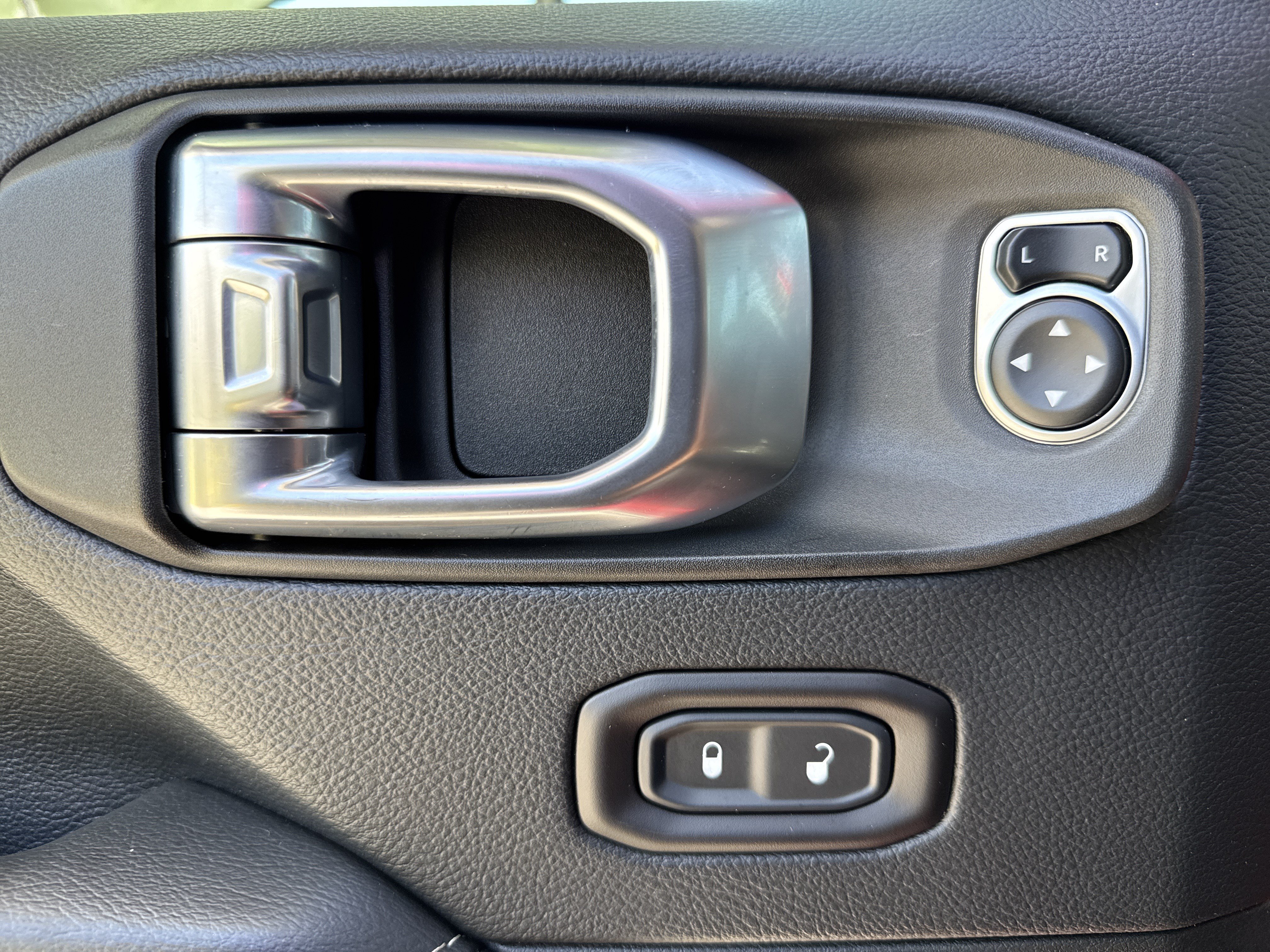 Used 2018 Jeep Wrangler Unlimited Sahara AWD/4WD image 15