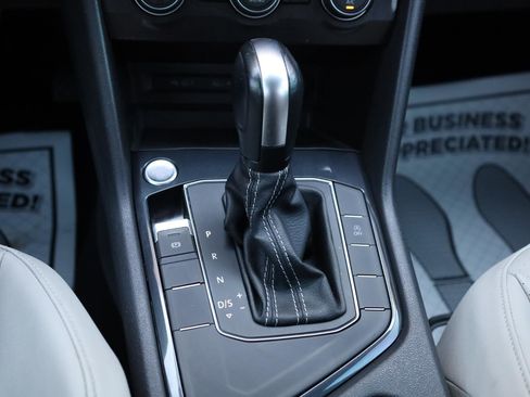 Used 2021 Volkswagen Tiguan SE FWD image 39