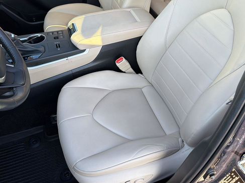 Used 2023 Toyota Highlander XLE FWD image 29