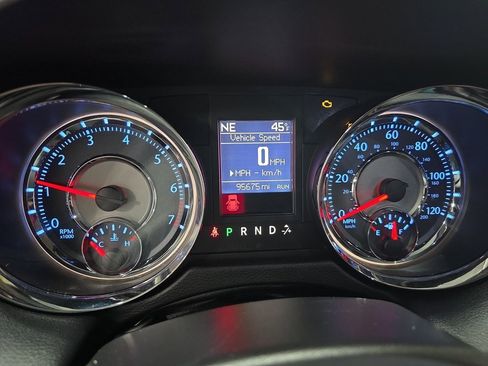 Used 2015 Chrysler Town & Country Touring-L w/ Driver Convenience Group image 22