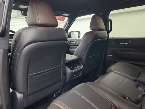 Used 2025 Nissan Armada SL image 13