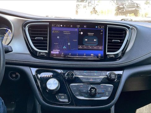 Used 2021 Chrysler Pacifica Limited w/ Uconnect Theater Family Group FWD image 31