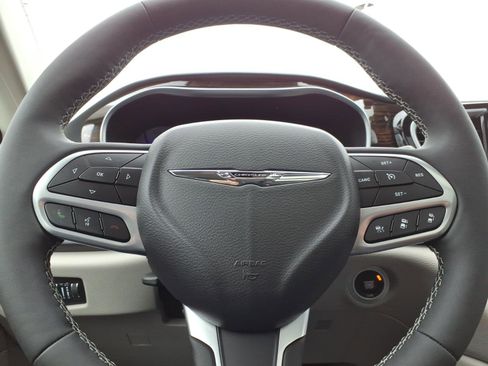 Used 2024 Chrysler Pacifica Limited image 28