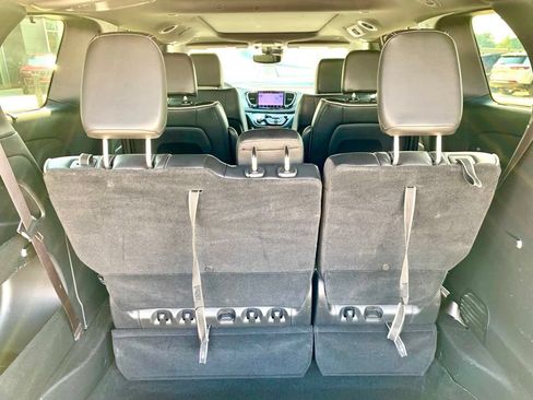 Used 2025 Chrysler Pacifica Limited FWD image 21