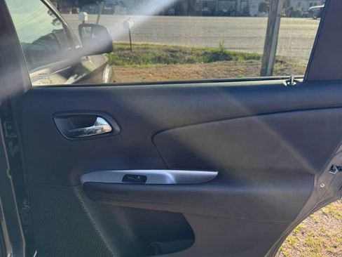 Used 2019 Dodge Journey SE FWD image 14