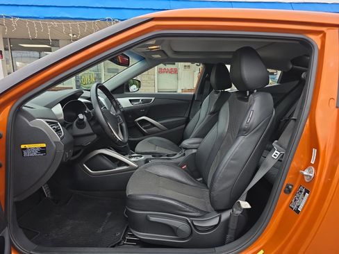 Used 2013 Hyundai Veloster w/ Style Pkg image 9