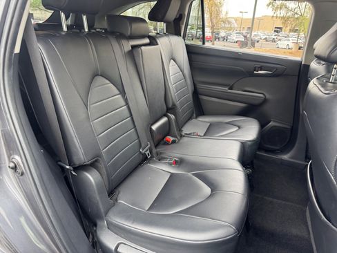 Certified 2024 Toyota Highlander XLE FWD image 18