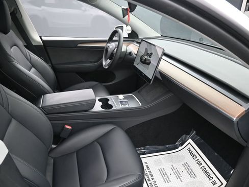 Used 2024 Tesla Model Y Long Range RWD image 34