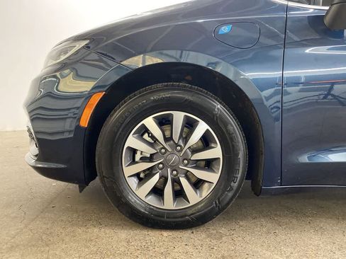 Used 2023 Chrysler Pacifica Touring-L image 12