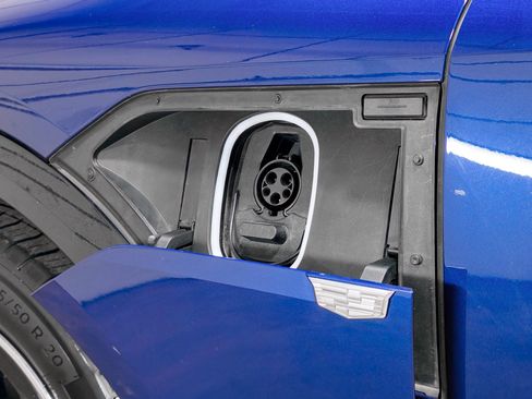 Used 2024 Cadillac Lyriq Luxury w/ LPO, Floor Liner Package AWD/4WD image 5
