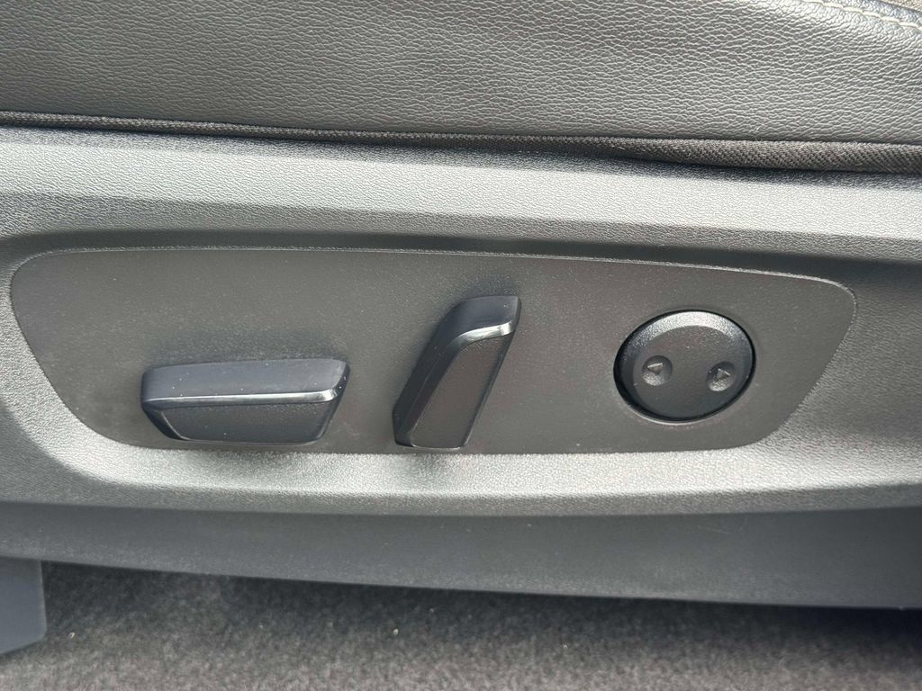 Used 2024 Nissan Pathfinder SL AWD/4WD image 16