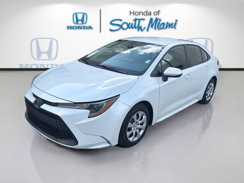 Used 2022 Toyota Corolla LE FWD image 3