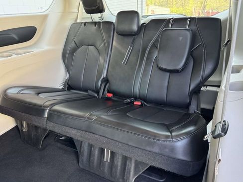 Used 2024 Chrysler Pacifica Touring-L FWD image 16