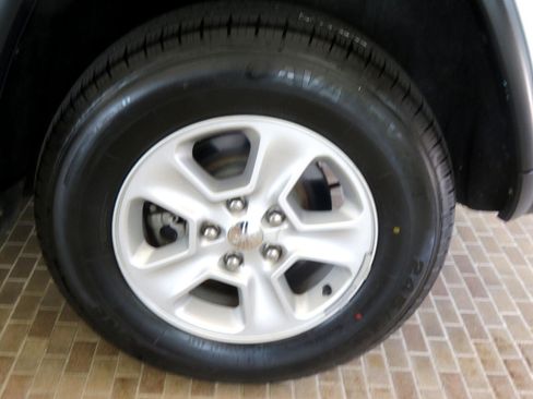 Used 2017 Jeep Grand Cherokee Laredo image 8