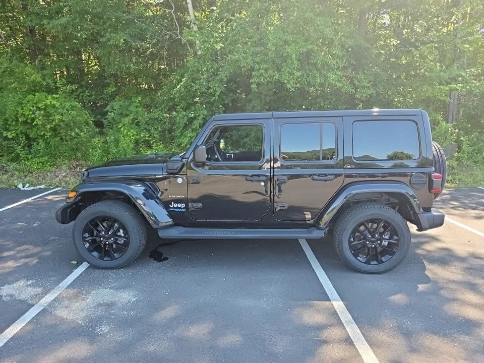 Used 2022 Jeep Wrangler Unlimited Sahara w/ Cold Weather Group AWD/4WD image 7