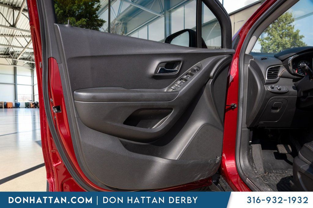 Used 2022 Chevrolet Trax LT w/ Sport Edition FWD image 14