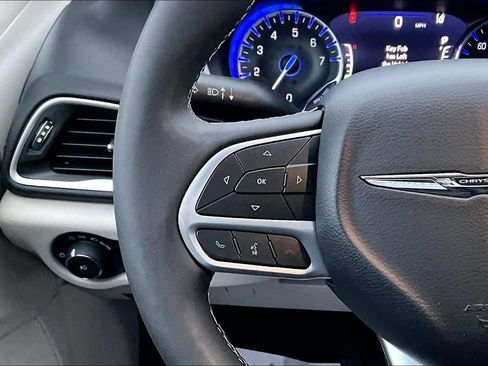 Used 2024 Chrysler Pacifica Touring-L image 25
