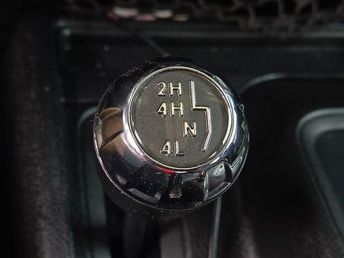 Used 2016 Jeep Wrangler Unlimited Rubicon w/ Connectivity Group AWD/4WD image 13