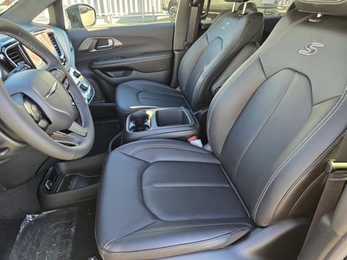 New 2026 Chrysler Pacifica Select image 23