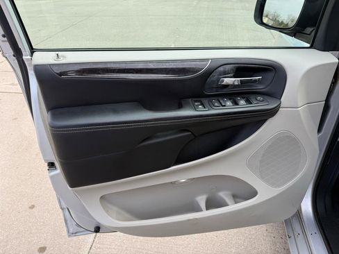 Used 2012 Chrysler Town & Country Touring image 10