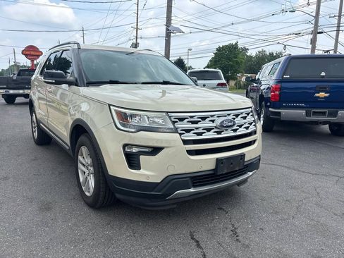 Used 2018 Ford Explorer XLT w/ Equipment Group 202A AWD/4WD image 8